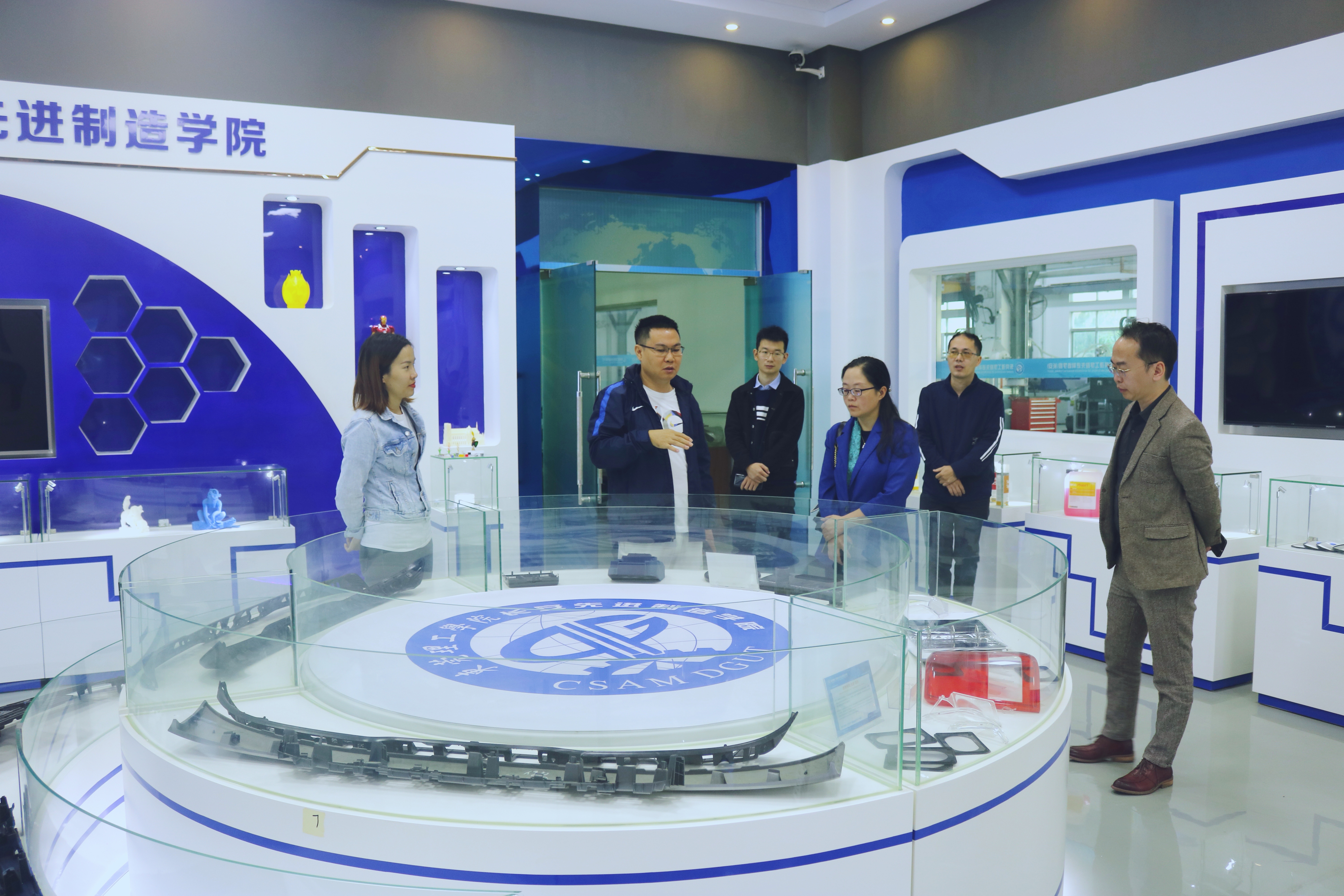 畢節工業職業技術學院副院長等領導蒞臨鴻軒數控指導工作